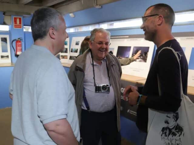 Miguel Comino visita el Certamen de Fotografía Francesc Siñol
