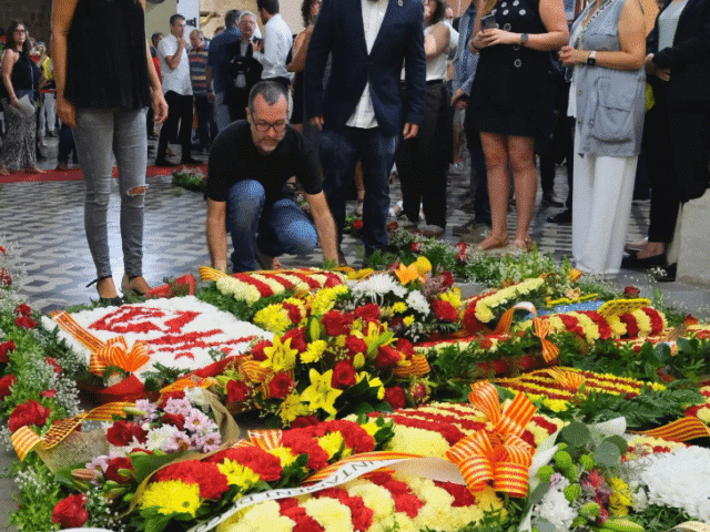 Ofrenda floral a la tumba de Rafael Casanova
