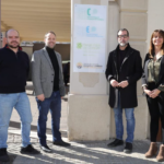 El alcalde Miguel Comino, junto a la concejala de medio ambiente, María Peláez han visitado la nueva oficina de transición energética.