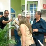 El alcalde Miguel Comino ha visitado la exposición de dibujo, pintura y cerámica mixta de los artistas vicentinos Antonio Rubia y Joan Sala.